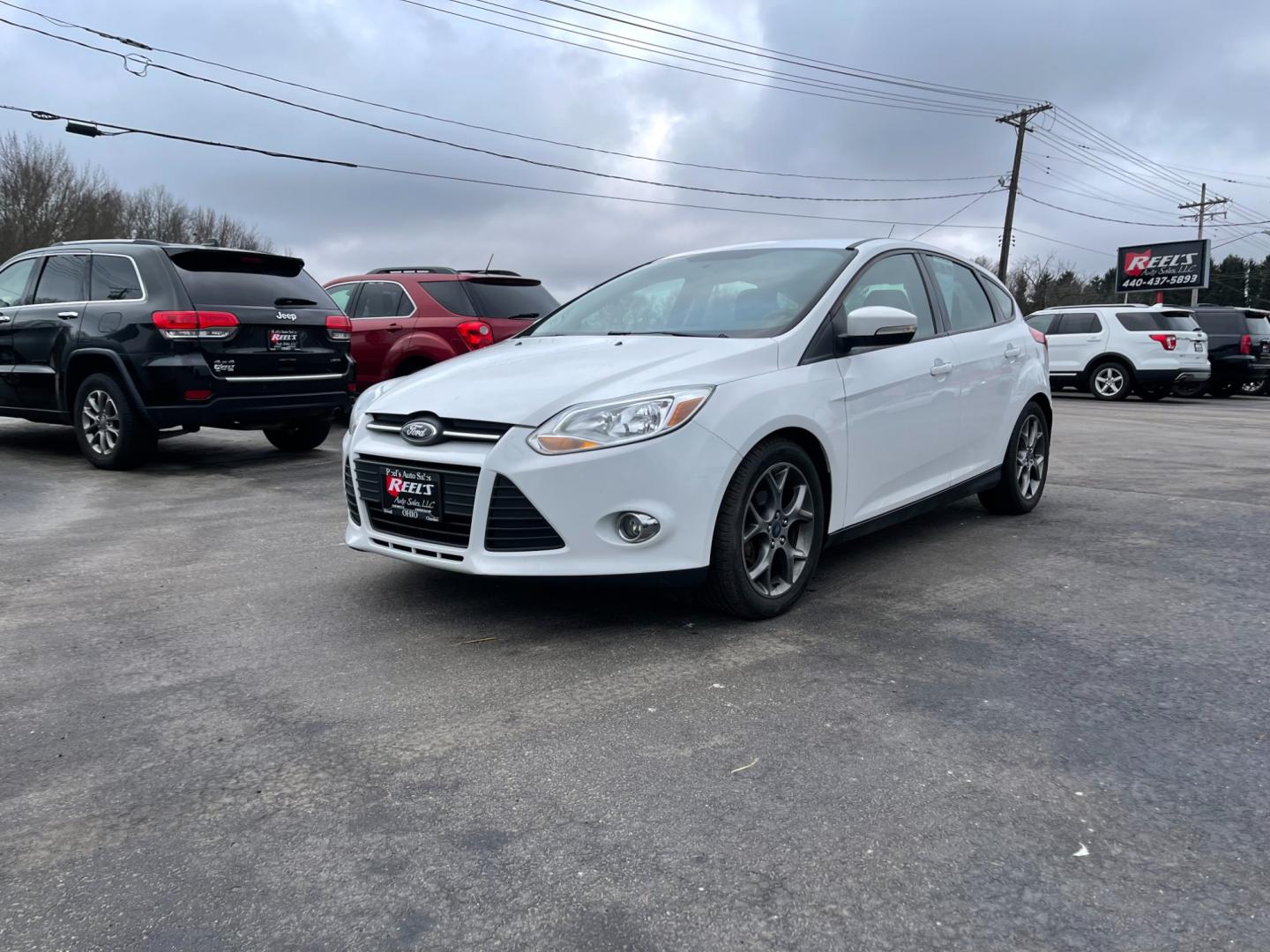 2013 White /Black Ford Focus SE Hatch (1FADP3K29DL) with an 2.0L I4 DOHC 16V engine, 6 Speed Automatic transmission, located at 547 E. Main St., Orwell, OH, 44076, (440) 437-5893, 41.535435, -80.847855 - Photo#0